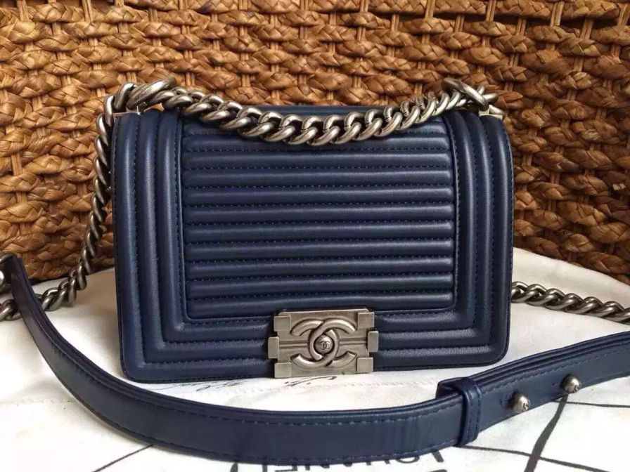 Chanel PICCOLO vitello borse RAGAZZO patta con ORIZZONTALE QUILTING BLU SCURO