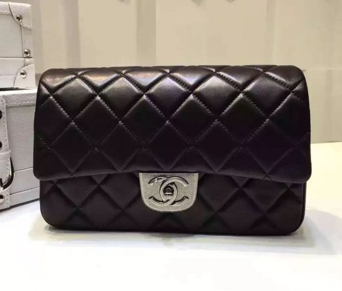 Chanel PICCOLO BREVETTO pelle di capra borse lembo ornato con una catena di vita A93133 IN NERO