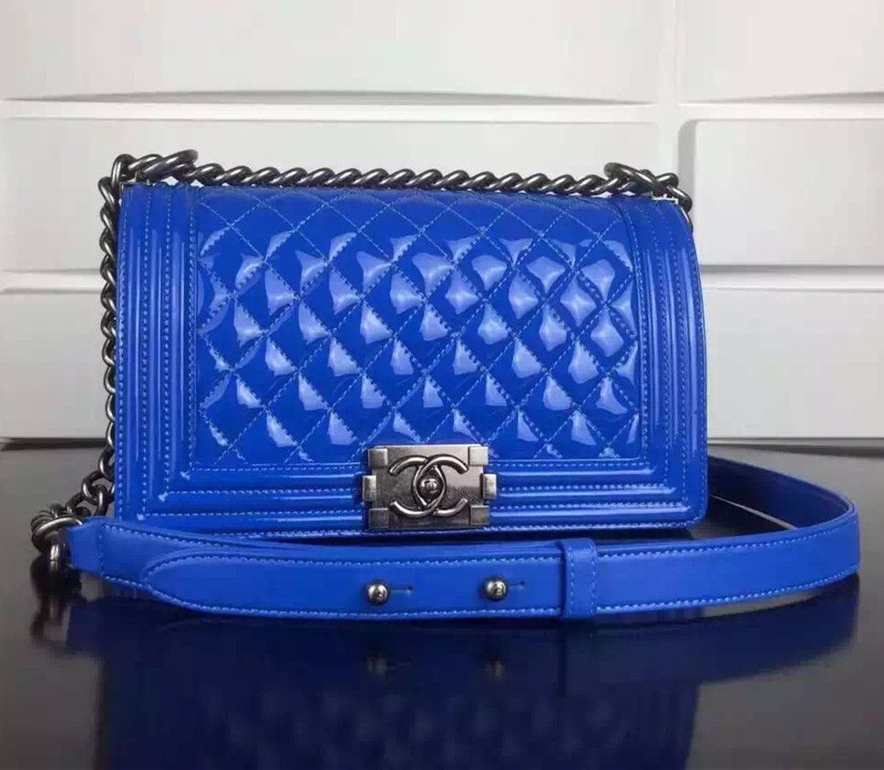 Chanel BOY Borse Chanel Flap in BREVETTO DI PELLE BLU A67086