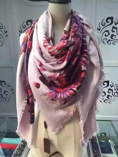 Louis Vuitton Scarf LV8317