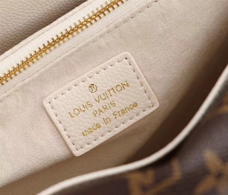 Louis Vuitton EPI Leather Shoulder Bag M54439 White