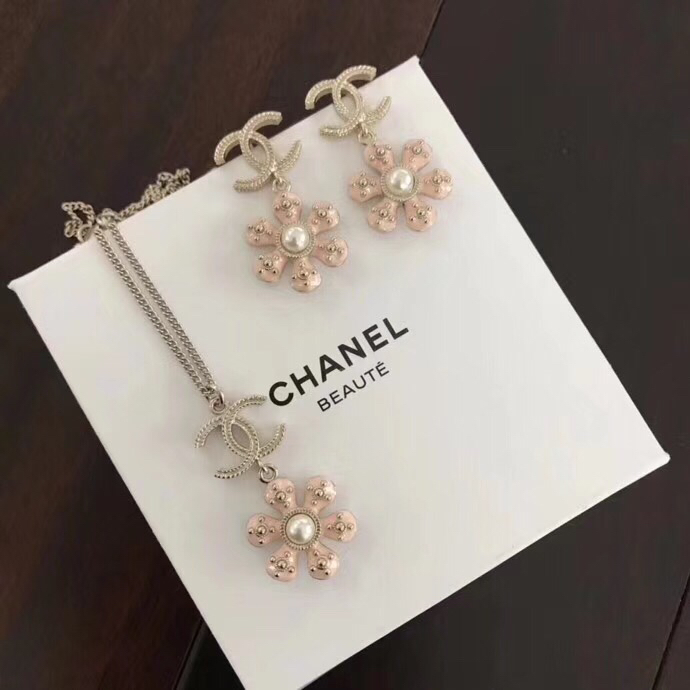 Chanel Necklace 18132