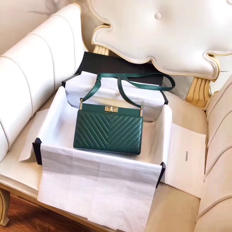 Chanel clutch Lambskin & Gold-Tone Metal A57388 green