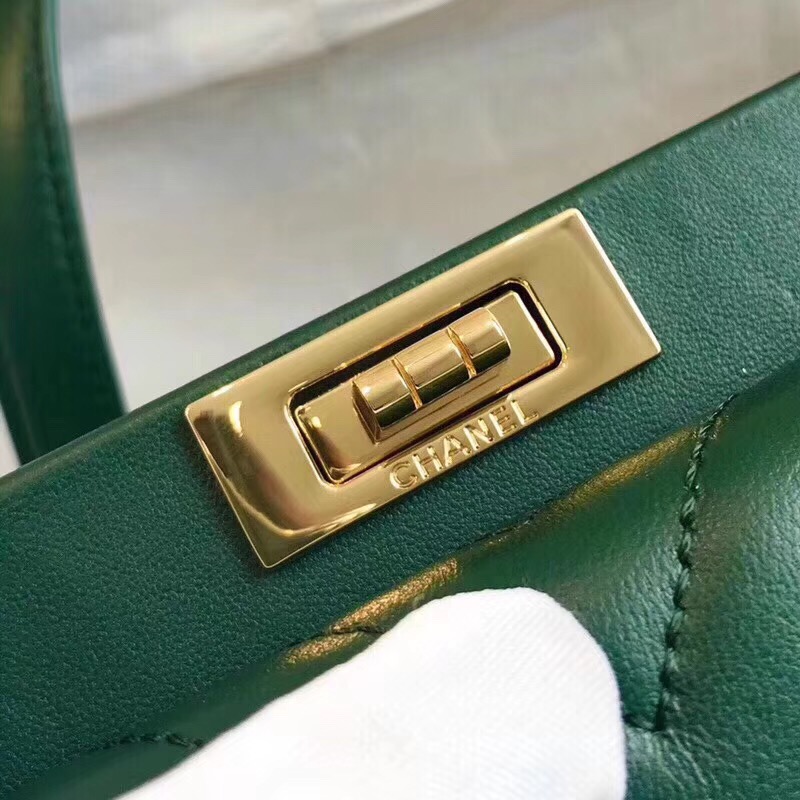 Chanel clutch Lambskin & Gold-Tone Metal A57388 green
