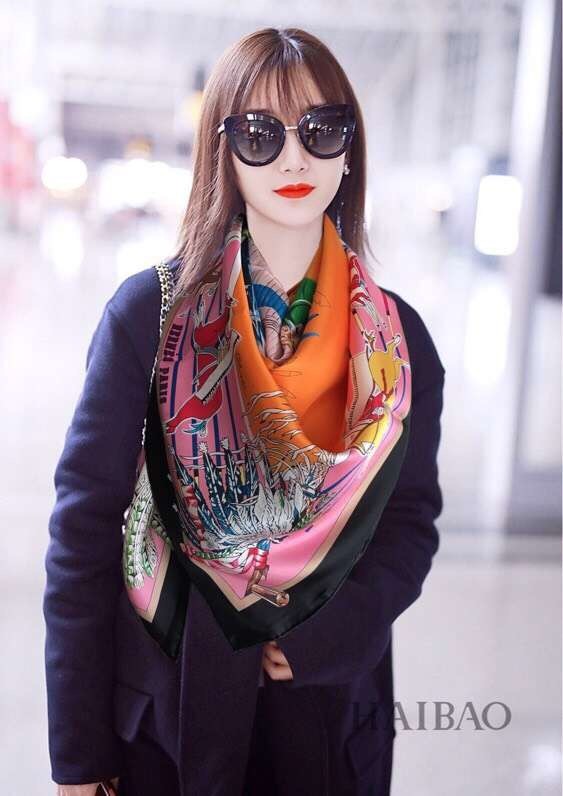 Hermes Scarf in silk twill with hand rolled edges H2560
