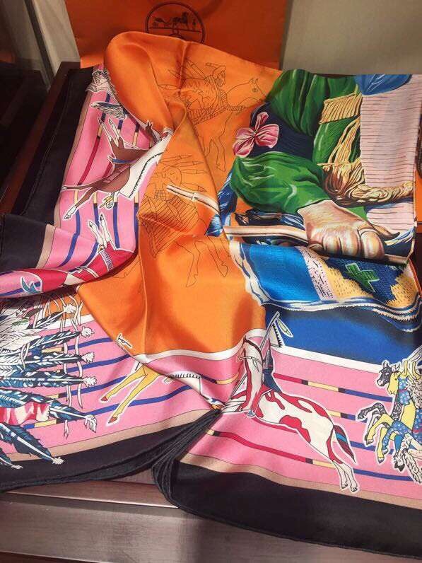 Hermes Scarf in silk twill with hand rolled edges H2560