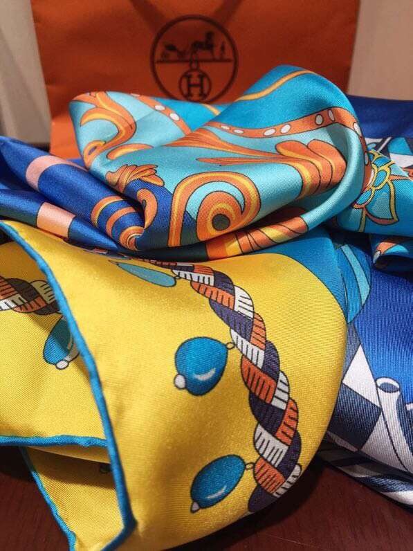 Hermes Scarf in silk twill with hand rolled edges H2565