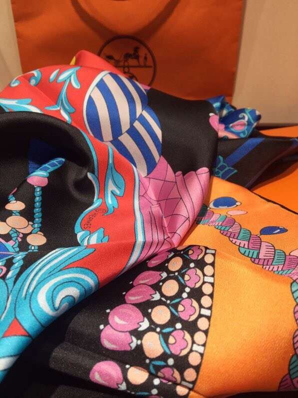 Hermes Scarf in silk twill with hand rolled edges H2566