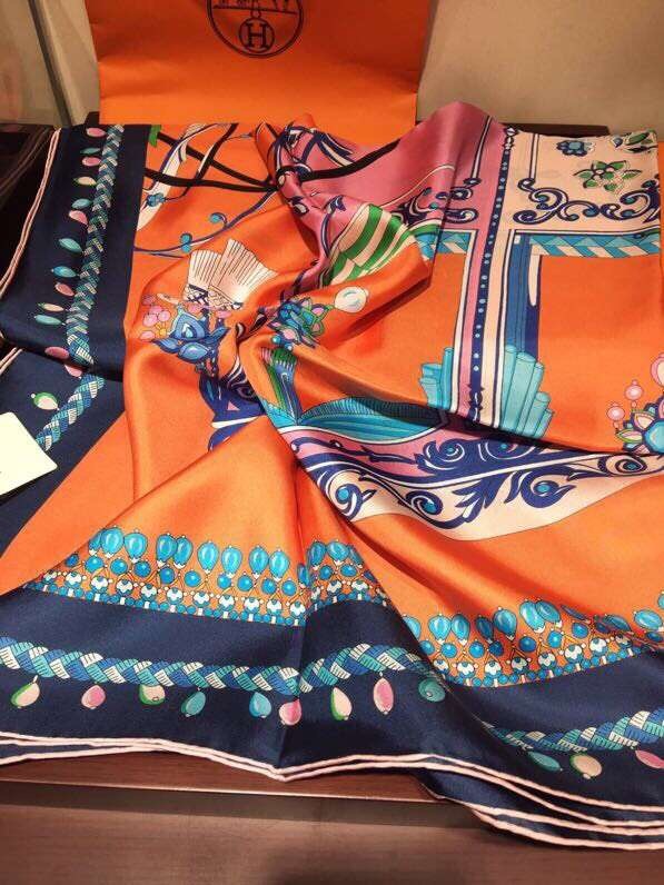 Hermes Scarf in silk twill with hand rolled edges H2567