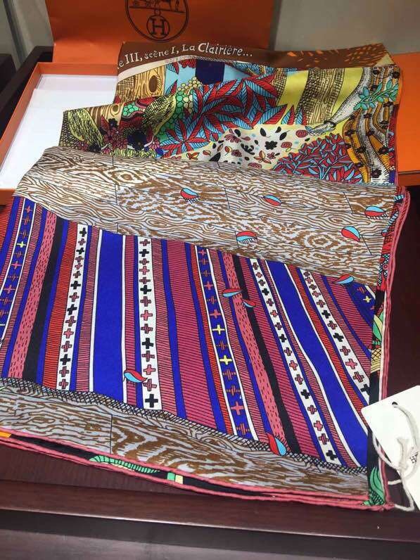 Hermes Scarf in silk twill with hand rolled edges H2568