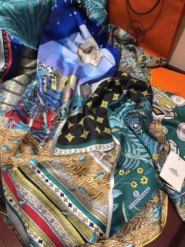 Hermes Scarf in silk twill with hand rolled edges H2569