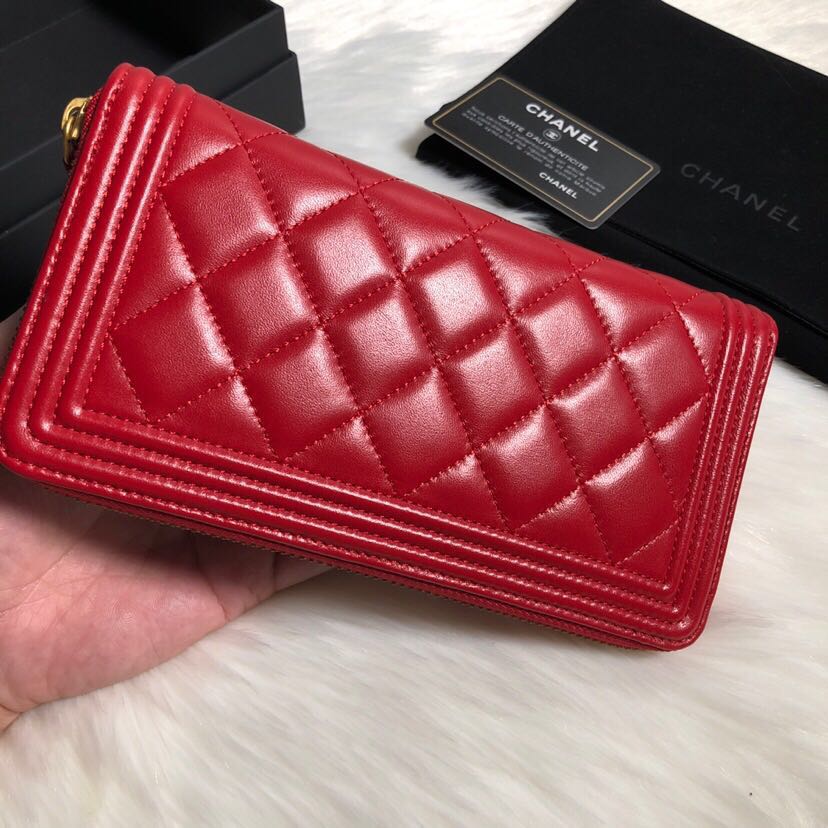 Chanel Lambskin & Gold-Tone Metal A81799 red