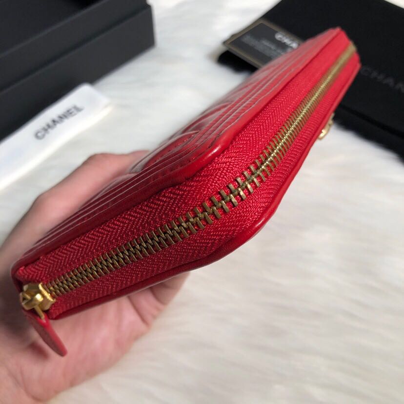 Chanel Lambskin & Gold-Tone Metal A81799 red