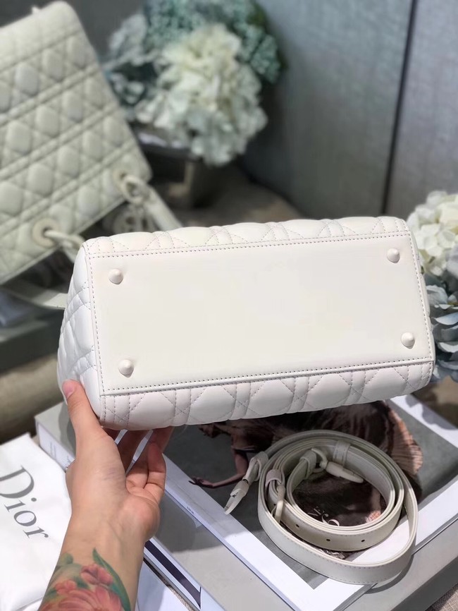 LADY DIOR ULTRA-MATTE MEDIUM BAG M0565IL white