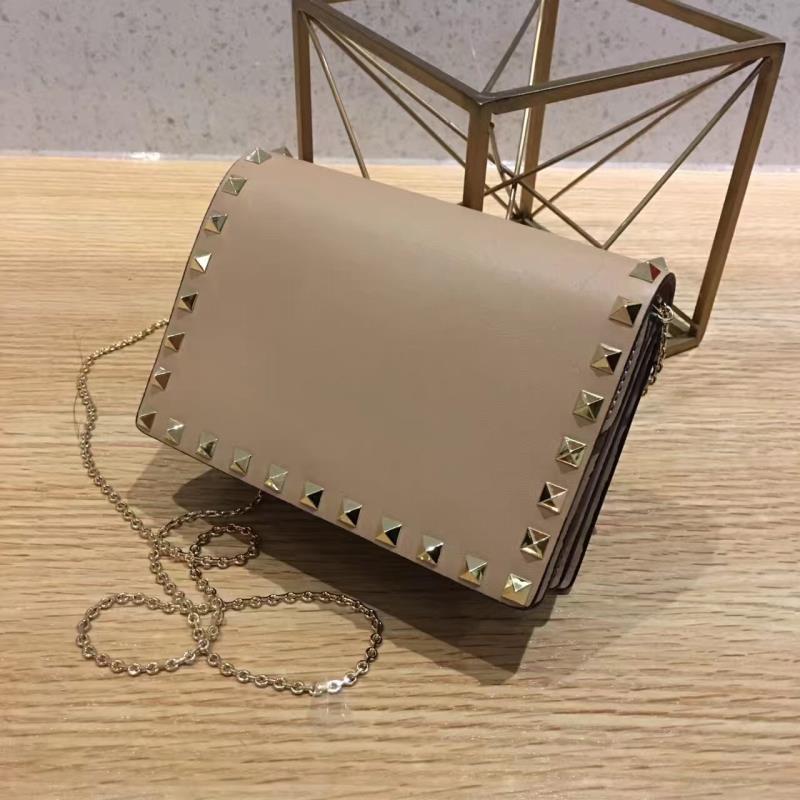 Valentino Garavani Rockstud leather clutch 01327 apricot