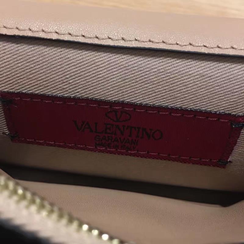 Valentino Garavani Rockstud leather clutch 01327 apricot