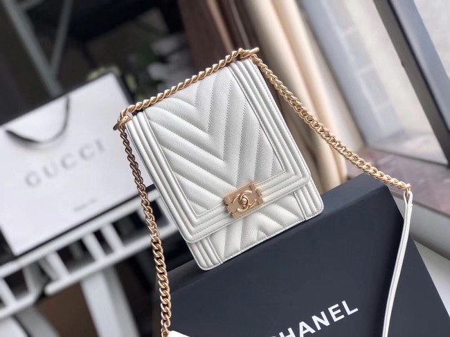 Boy chanel handbag Grained Calfskin & Gold-Tone Metal VS0130 white