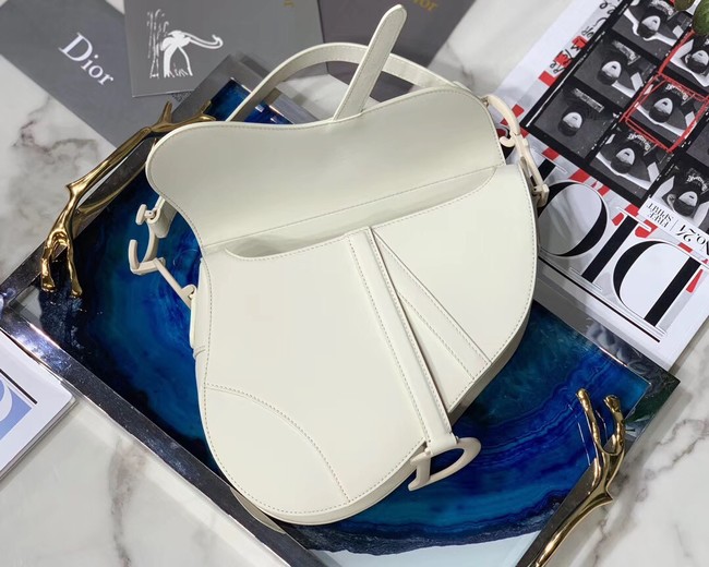 Dior SADDLE-TAS VAN KALFSLEER M0446C white