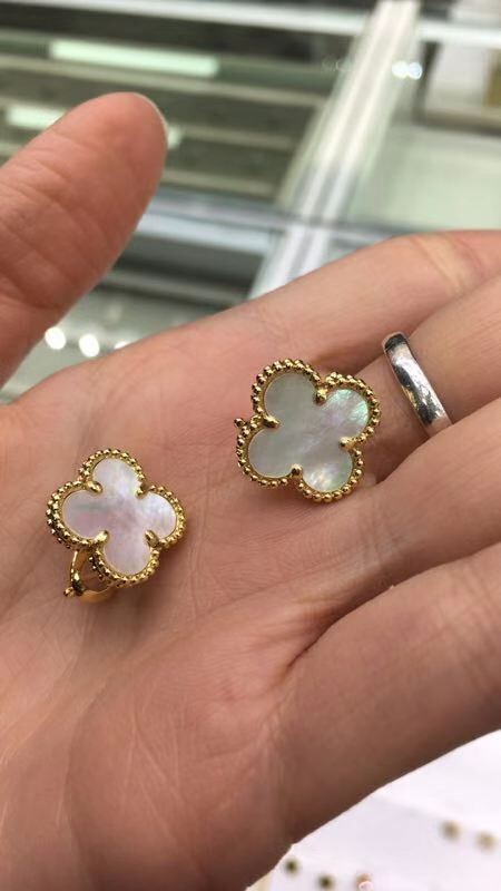 Van Cleef & Arpels Earrings or Ring VCA9087