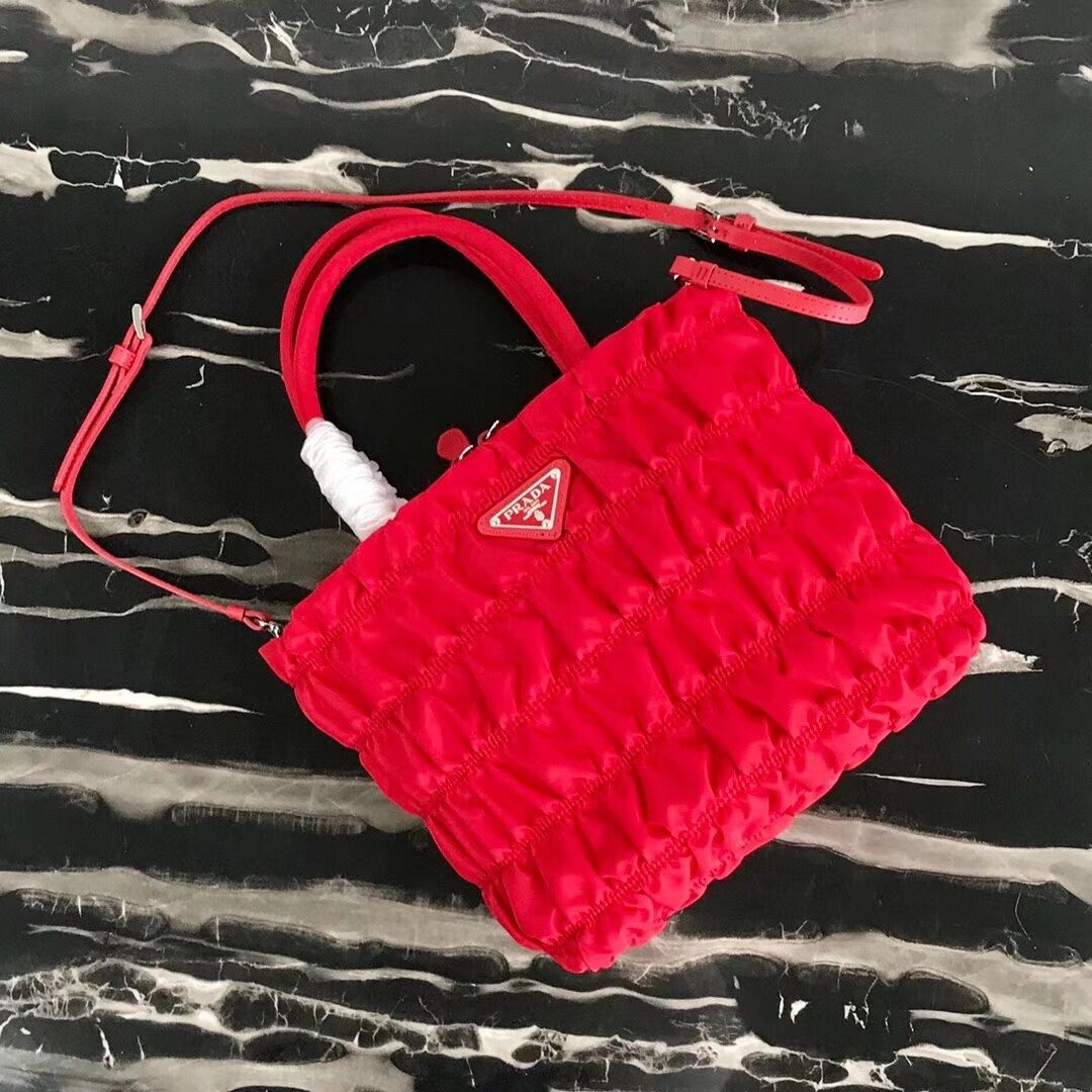 Prada Re-Edition nylon Tote bag 1BG321 red