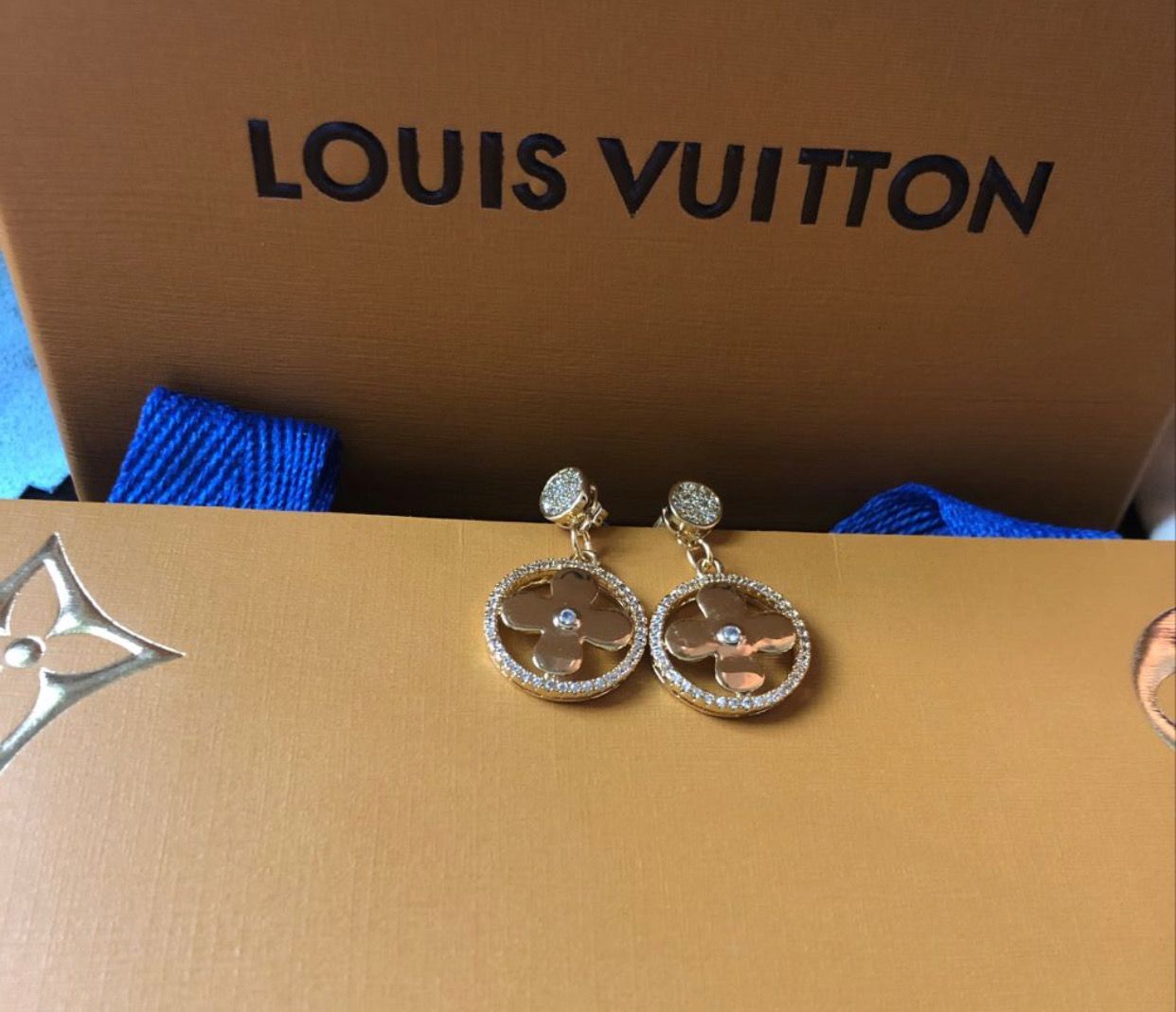 Louis Vuitton Earrings LV23781 Gold