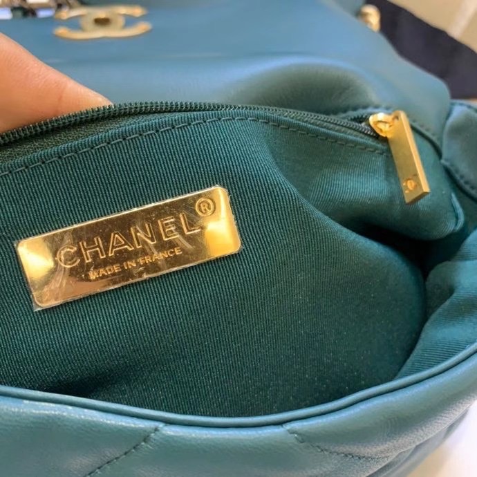 Chanel 19 flap bag AS1160 drak green