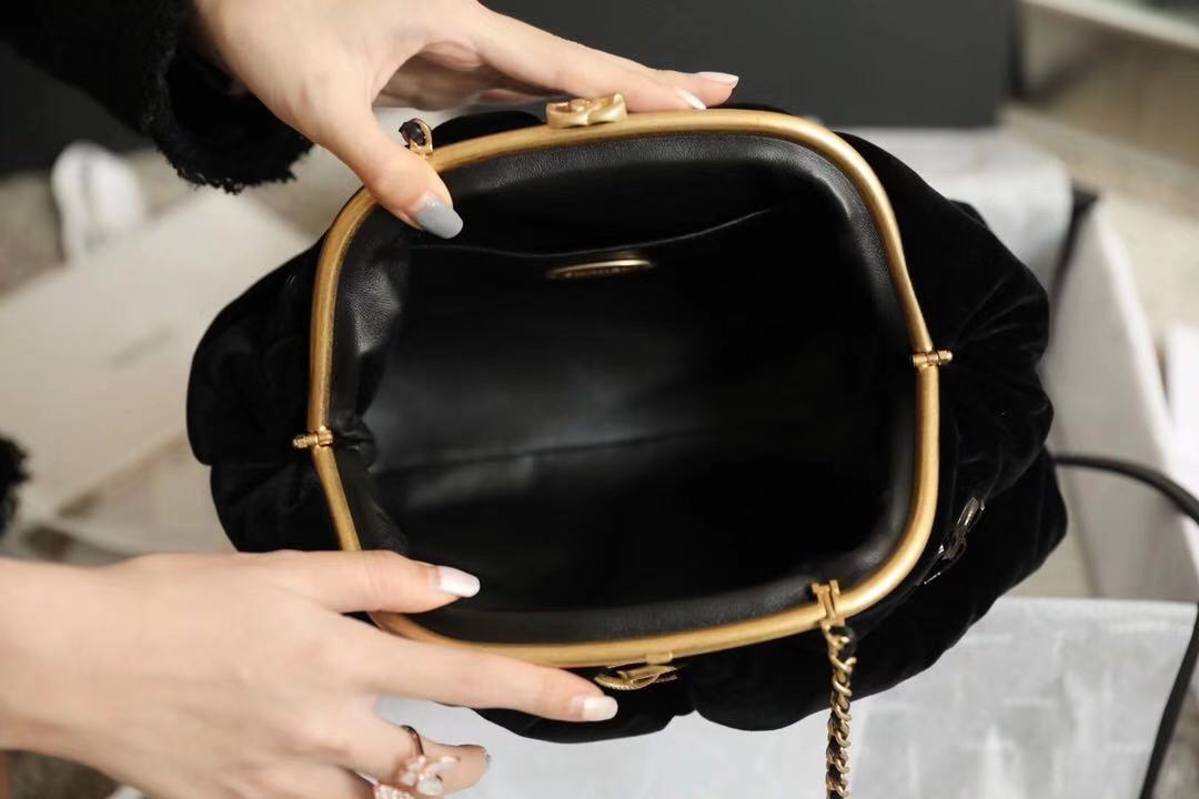 Chanel clutch AS2137 black