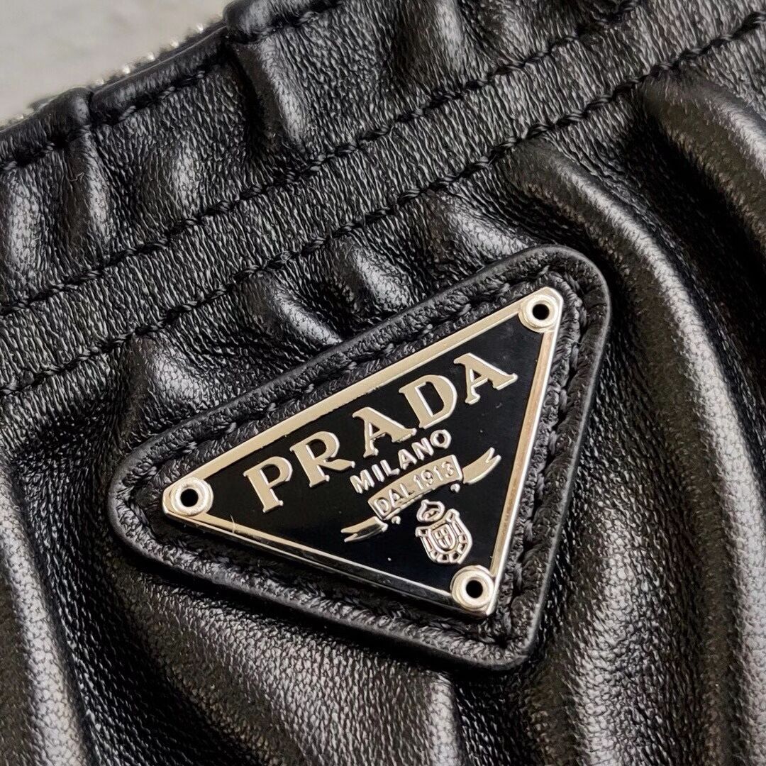 Prada Re-Edition 2005 leather bag 1BH20 black