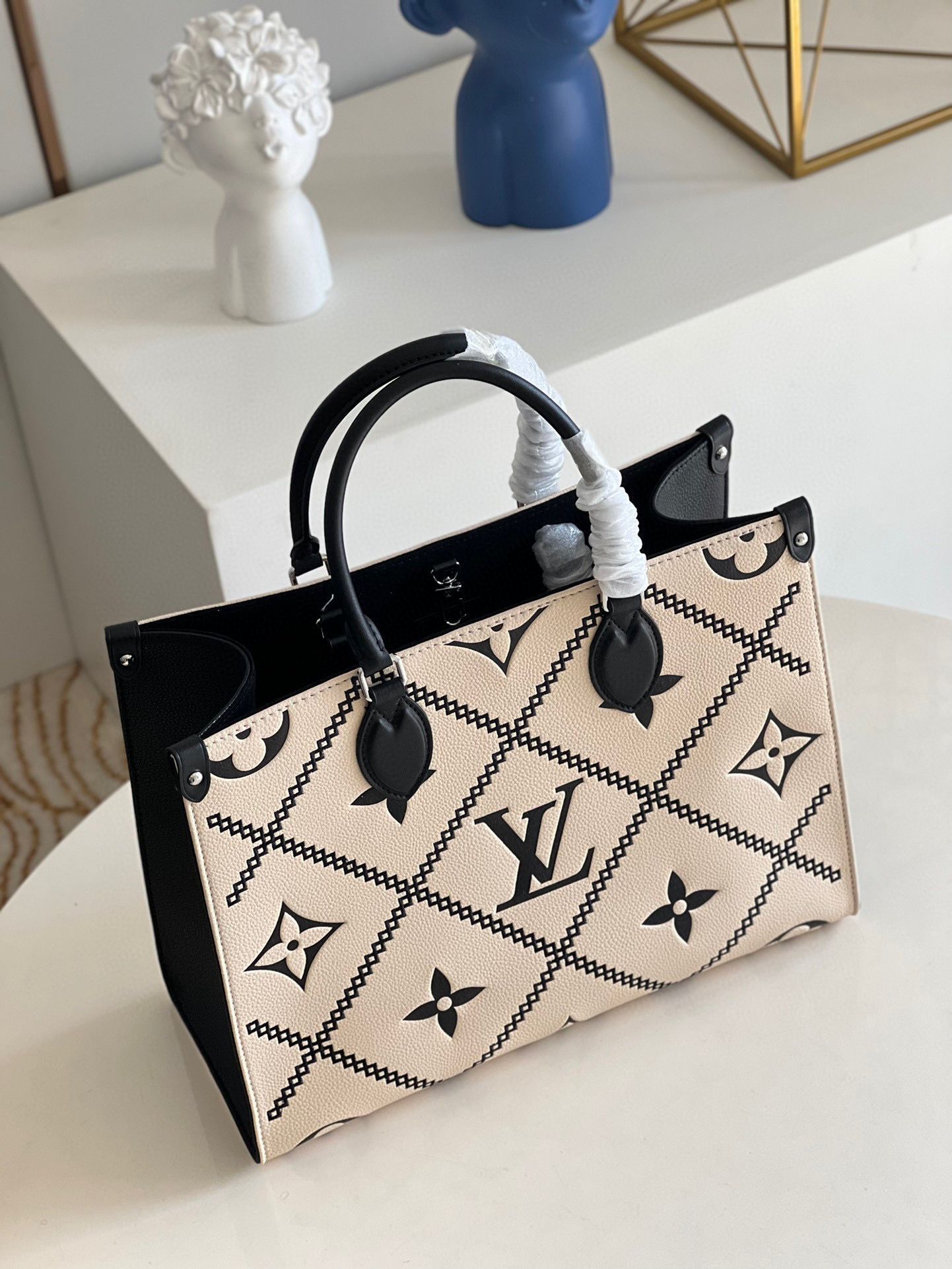 Louis Vuitton ONTHEGO MM M45595 White