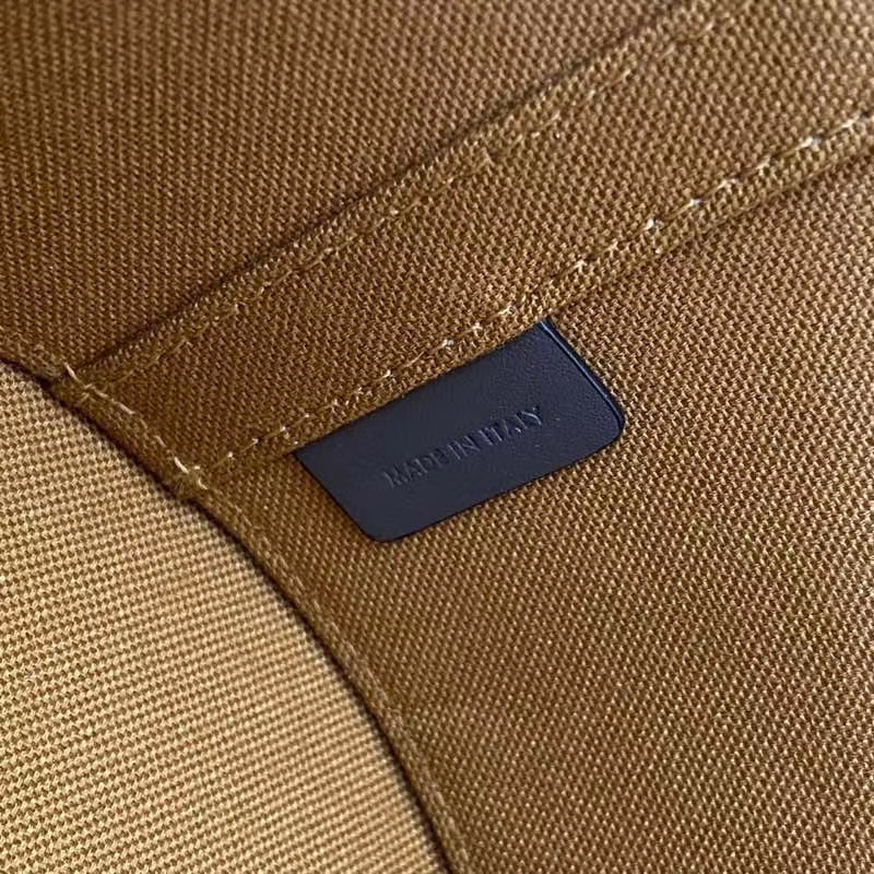 CELINE MEDIUM CAMARAT BAG IN NATURAL CALFSKIN 195192 black