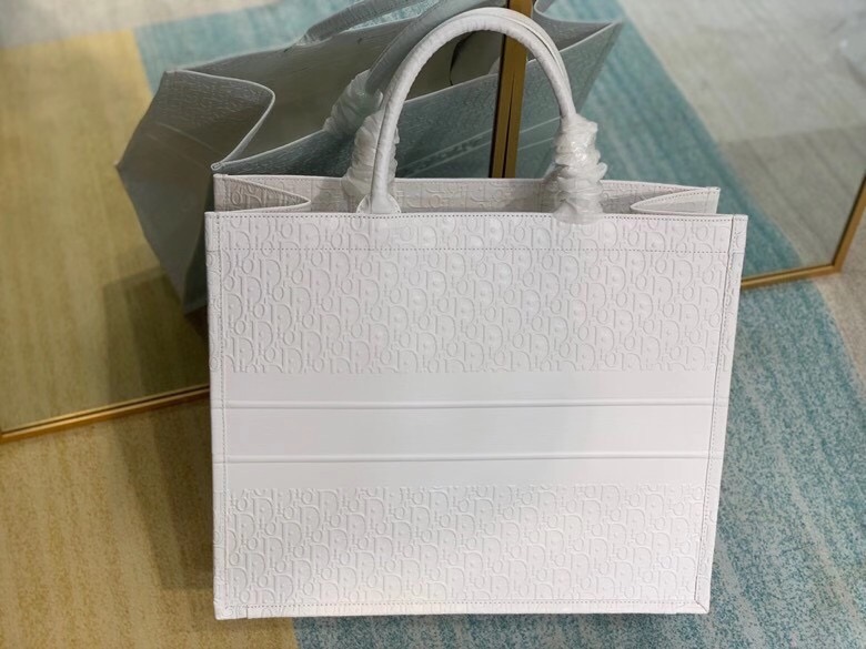 DIOR BOOK TOTE BAG IN Calfskin M1296Z white