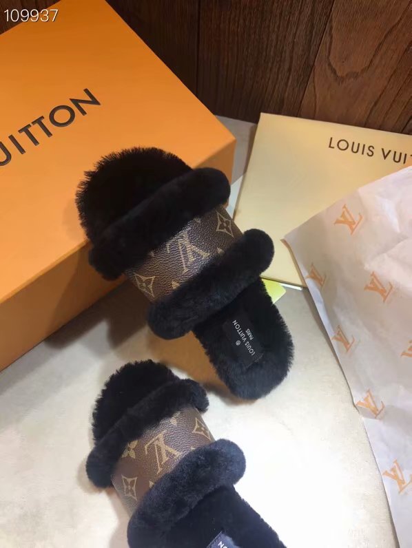 Louis Vuitton Shoes LV1065KK-2