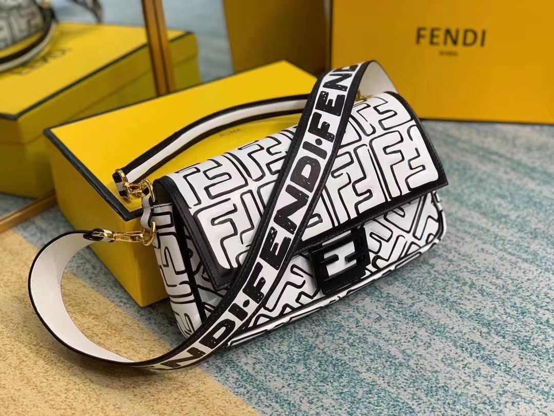 Fendi BAGUETTE Original Leather Bag F2468 White