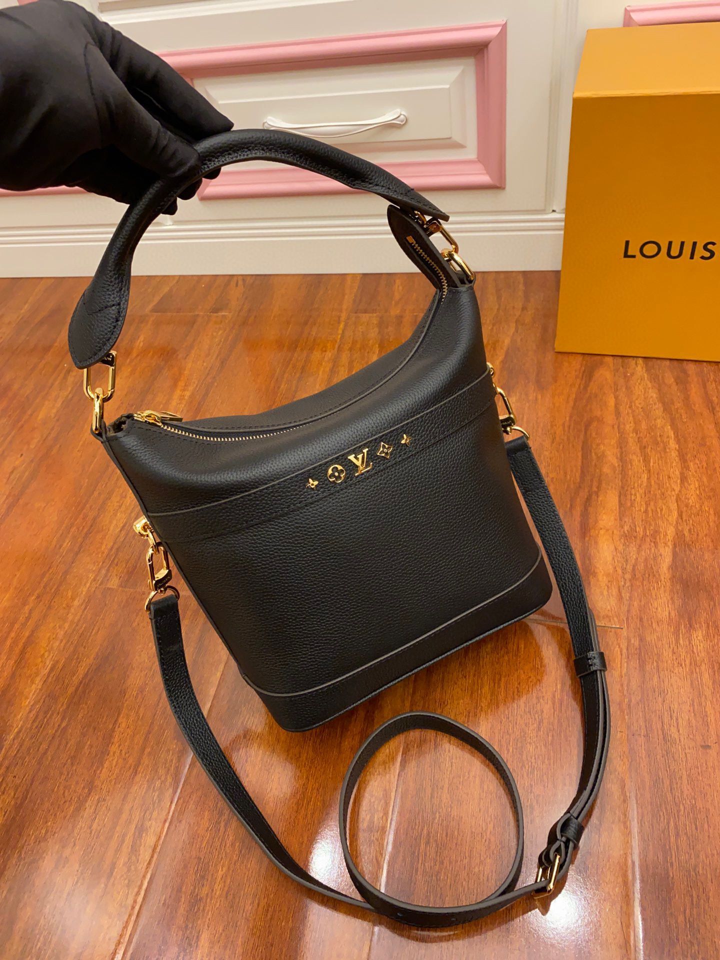 Louis Vuitton Original Leather Bag M57934 Black