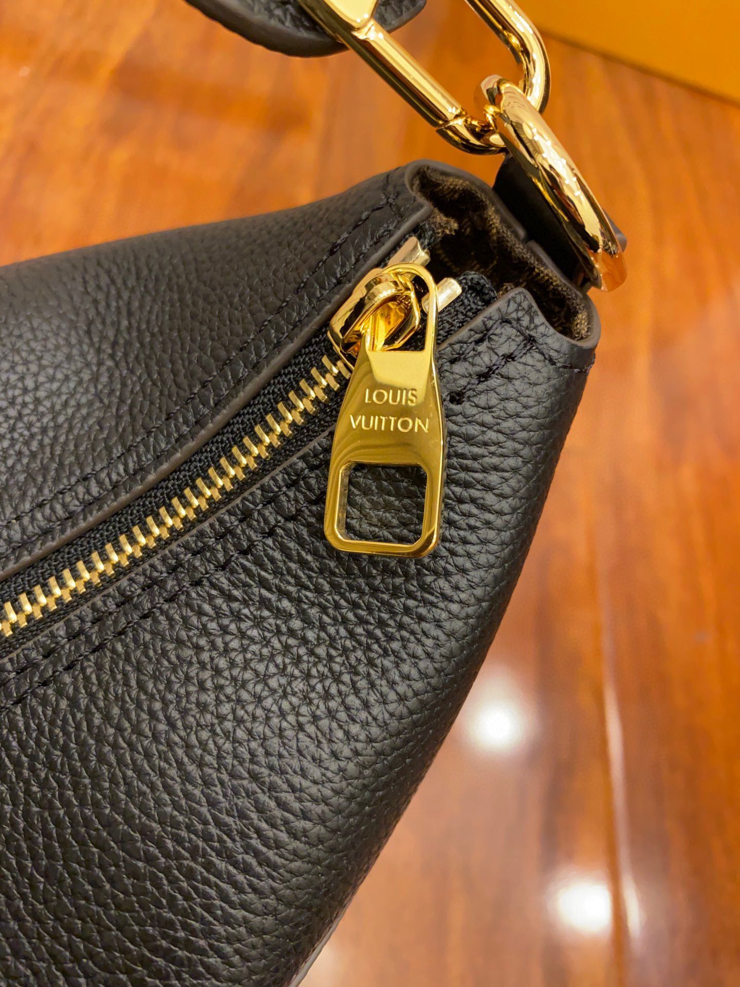 Louis Vuitton Original Leather Bag M57934 Black