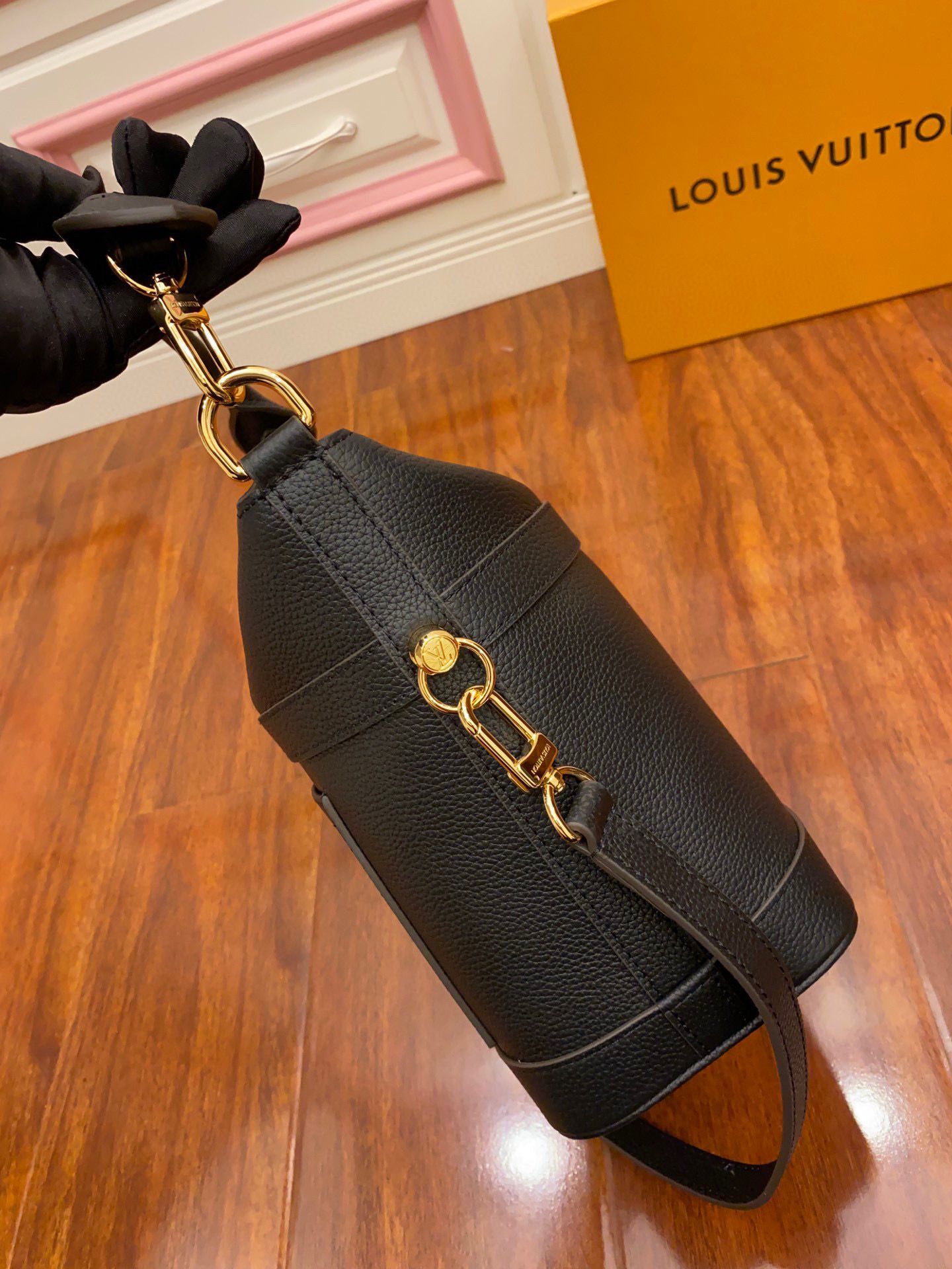 Louis Vuitton Original Leather Bag M57934 Black