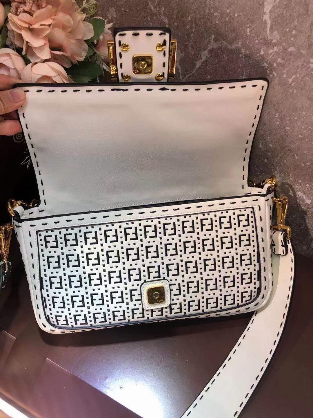 FENDI BAGUETTE Bag F1520 white