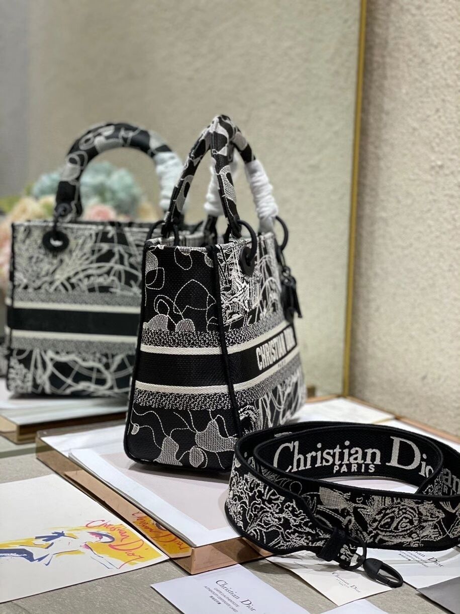 MEDIUM LADY D-LITE BAG Black and white globe Embroidery M0565O