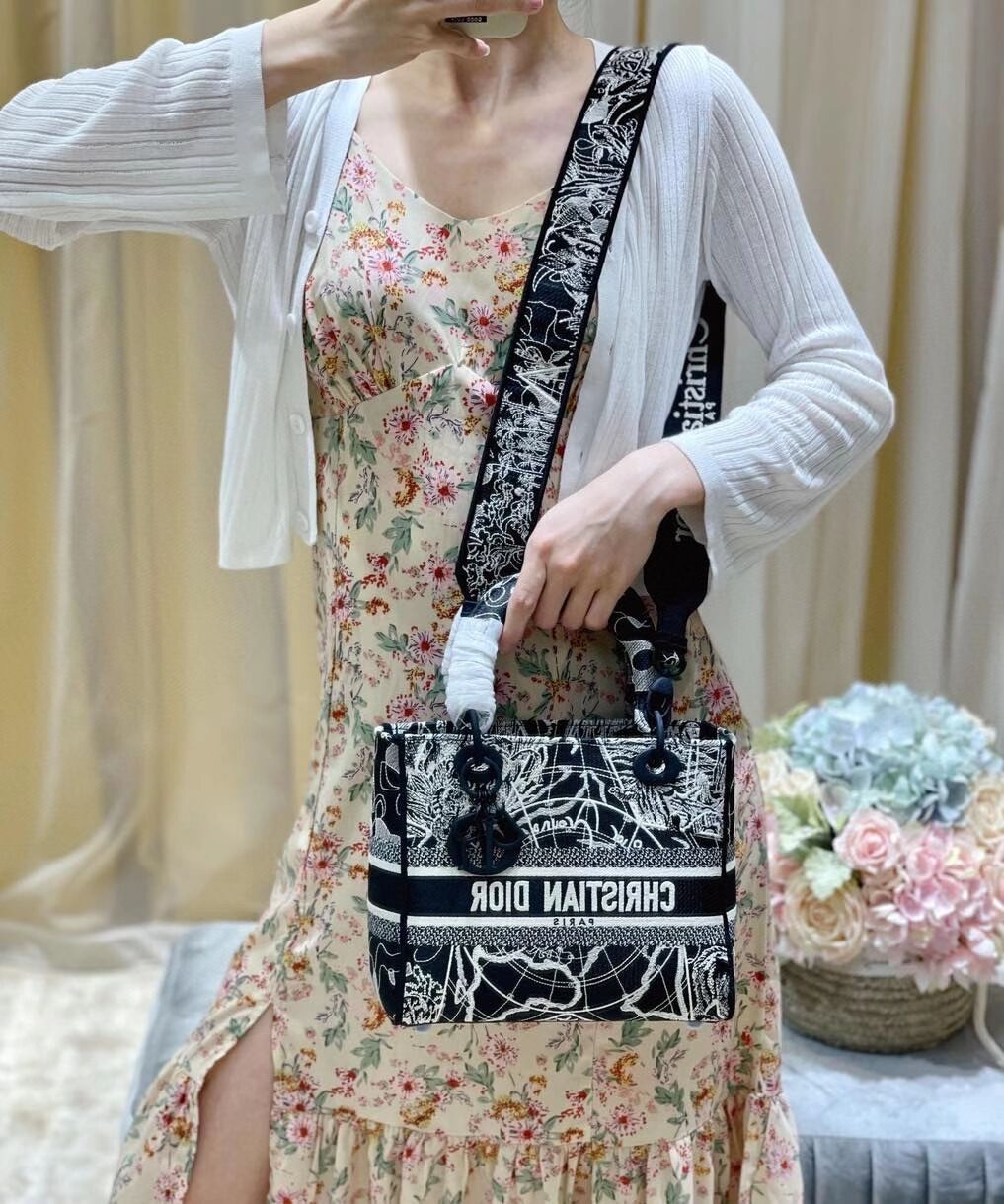 MEDIUM LADY D-LITE BAG Black and white globe Embroidery M0565O