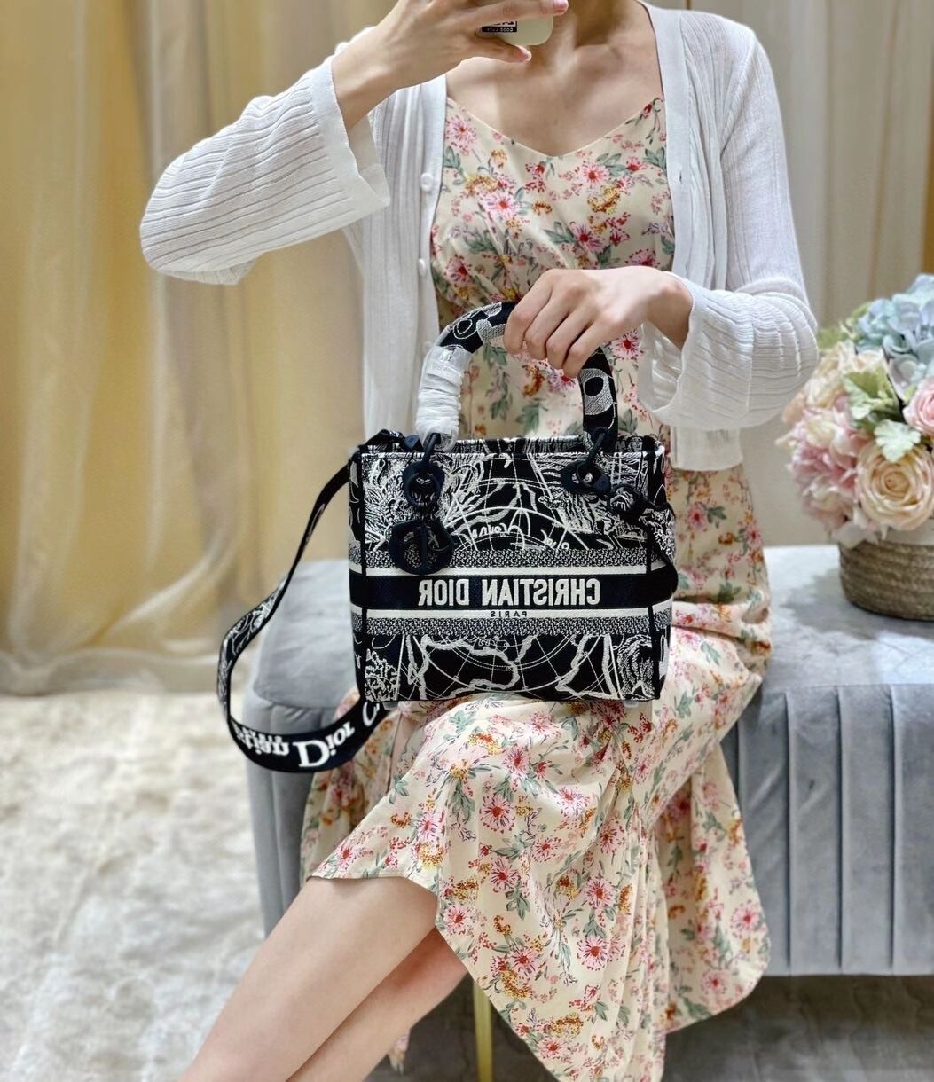 MEDIUM LADY D-LITE BAG Black and white globe Embroidery M0565O