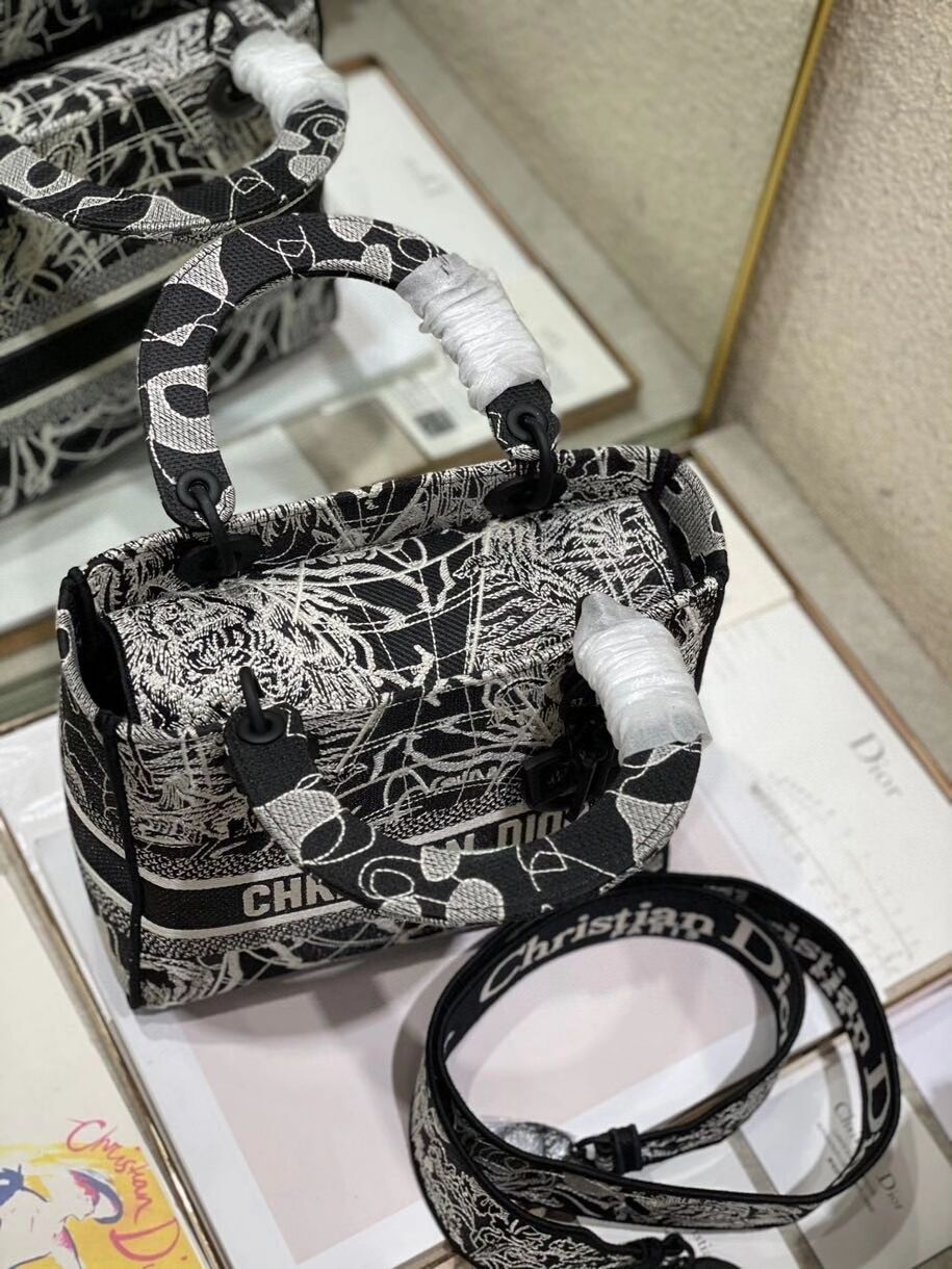 MEDIUM LADY D-LITE BAG Black and white globe Embroidery M0565O