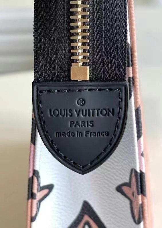 Louis Vuitton POCHETTE VOYAGE MM M80752 Arizona Beige