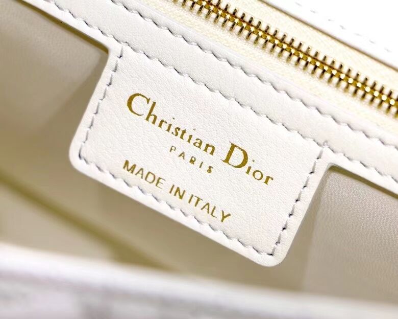 MEDIUM DIORAMOUR DIOR CARO BAG Cannage Calfskin with Heart Motif M9242WNG WHITE