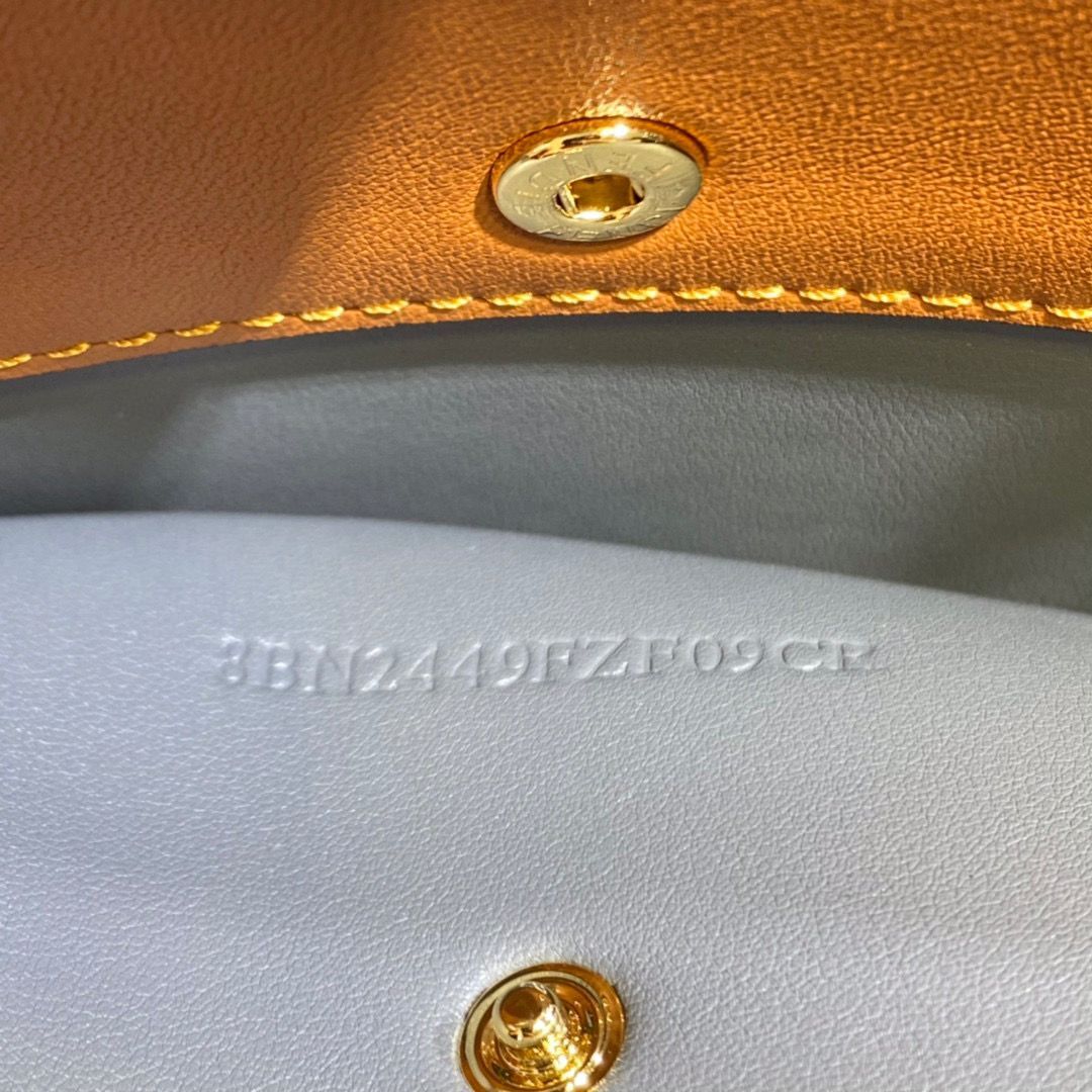 FENDI PEEKABOO ISEEU Original Leather Small bag 0196 White