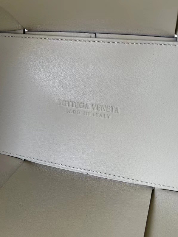 Bottega Veneta ARCO TOTE 652867 black&white