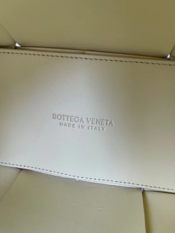 Bottega Veneta ARCO TOTE 652867 yellow