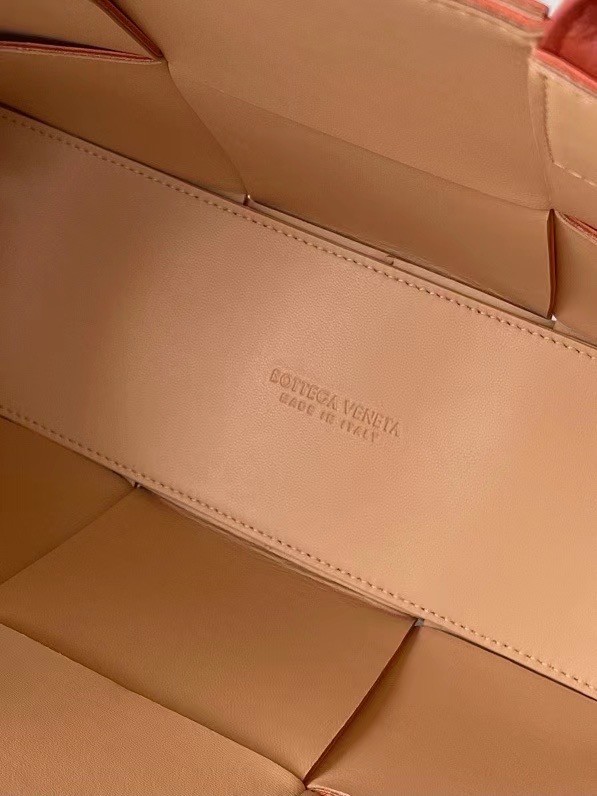 Bottega Veneta ARCO TOTE Small intrecciato grained leather tote bag 652867 MAPLE