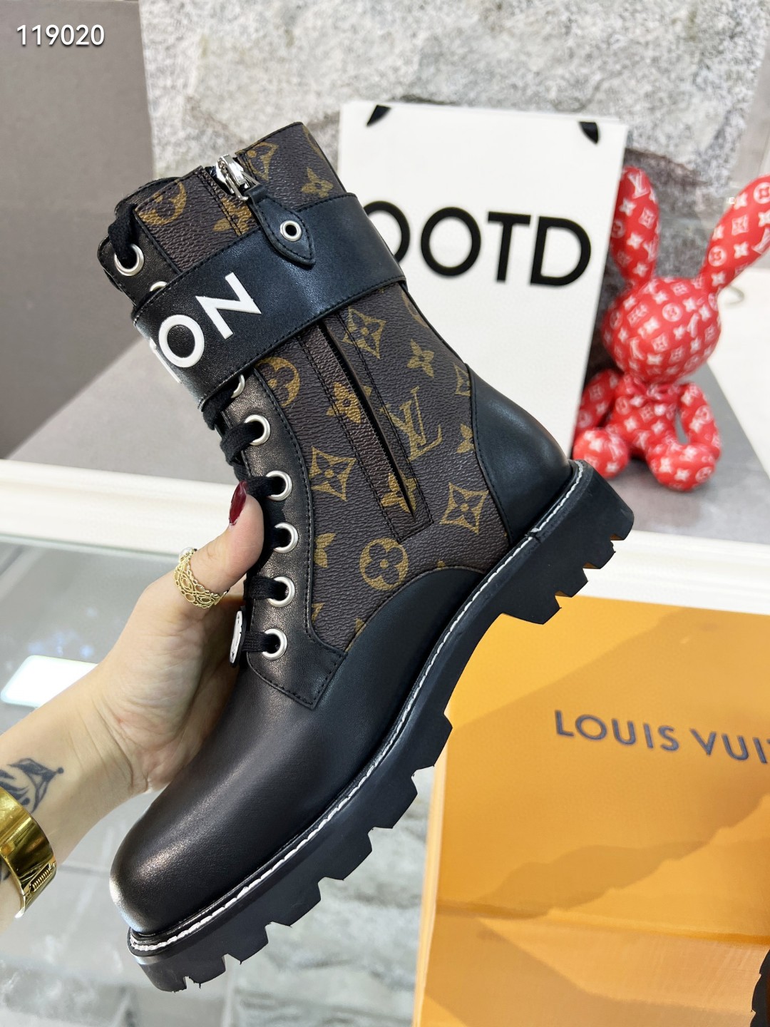 Louis Vuitton WONDERLAND FLAT RANGER LV1157DS-1