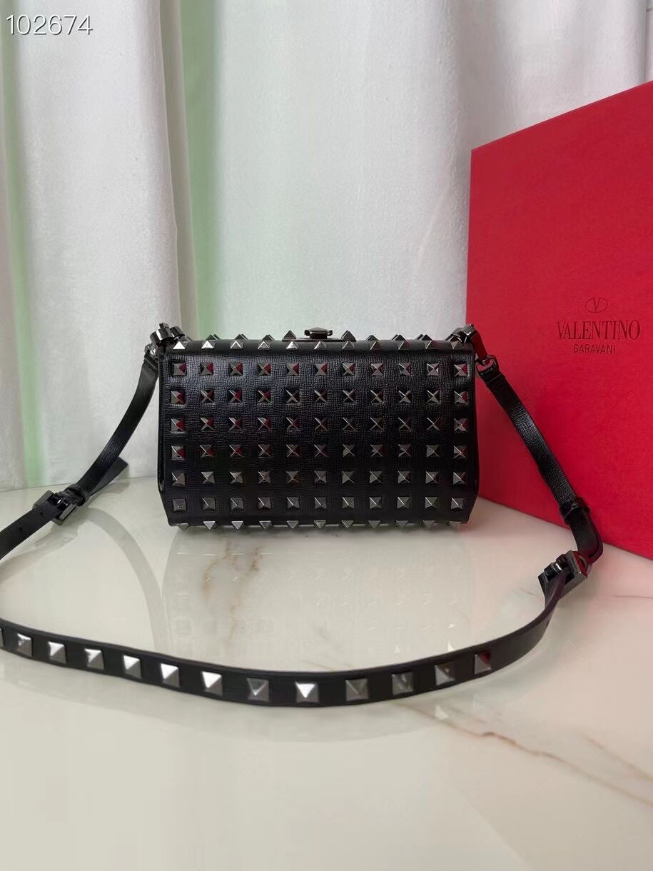 VALENTINO GARAVANI Rockstud Alcove Grain calf shoulder bag AV0189 black