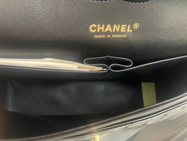 Chanel classic handbag Lambskin & gold Metal V01112 black